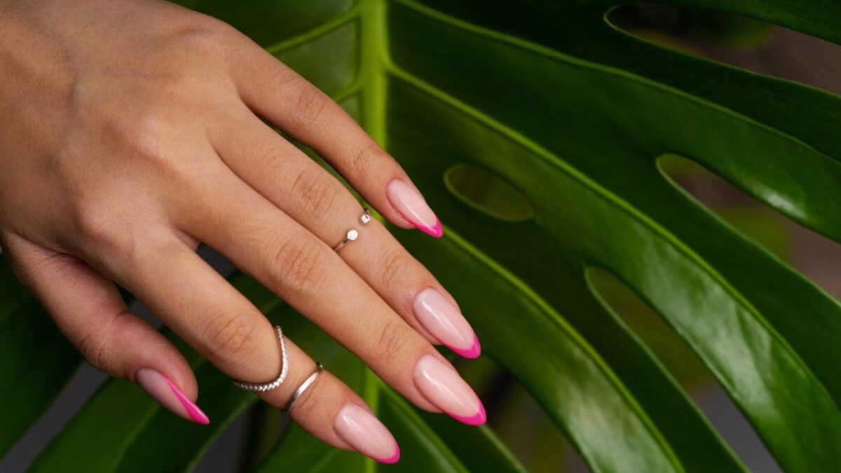Le unghie glamour dell’estate sono arancioni, fucsia e verdi: 5 nail art per ispirarti