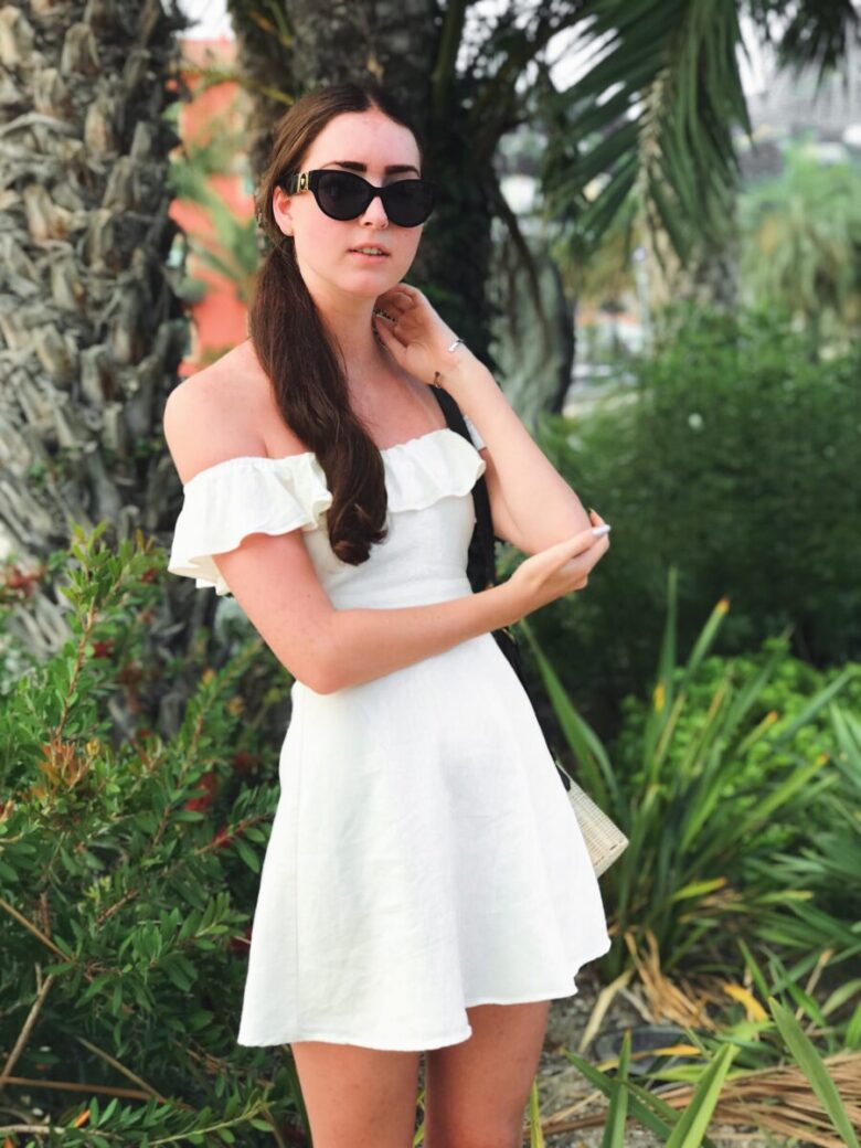 occhiali da sole su look white