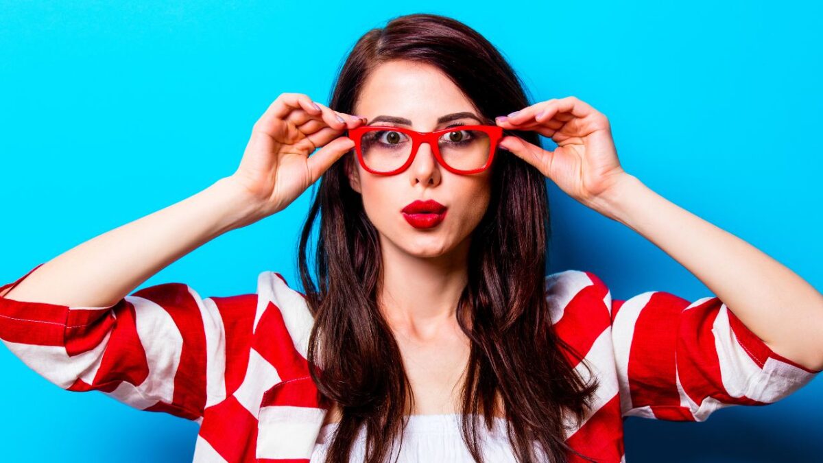 Il Trucco perfetto per chi porta gli occhiali: 5 imperdibili consigli!