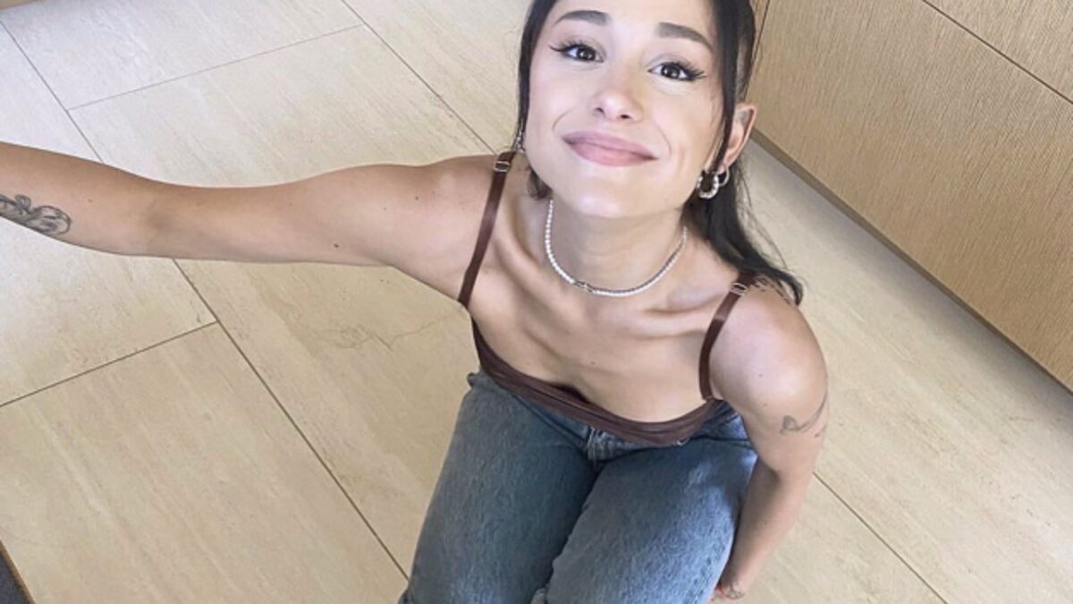 Ariana Grande lancia sul mercato un nuovo Profumo e fa Boom di vendite! Ariana Grande lancia sul mercato un nuovo Profumo e fa Boom di vendite!