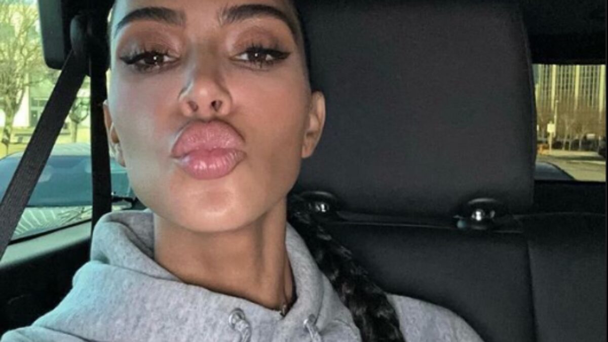 Kim Kardashian anticipa l’Autunno con un Look di tendenza… Super costoso!