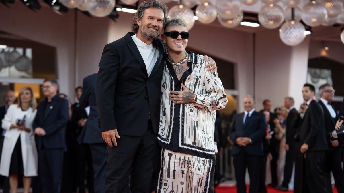 Galleria foto 'Festival del Cinema 2023: Lazza in pigiama sul Red Carpet, è il suo il Look più chiacchierato!' - foto 2