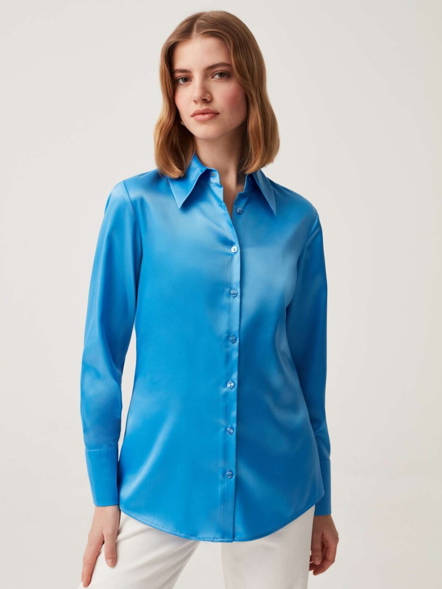 Galleria foto '6 camicie azzurre per un look fresco e di tendenza. Ecco le più belle…' - foto 6