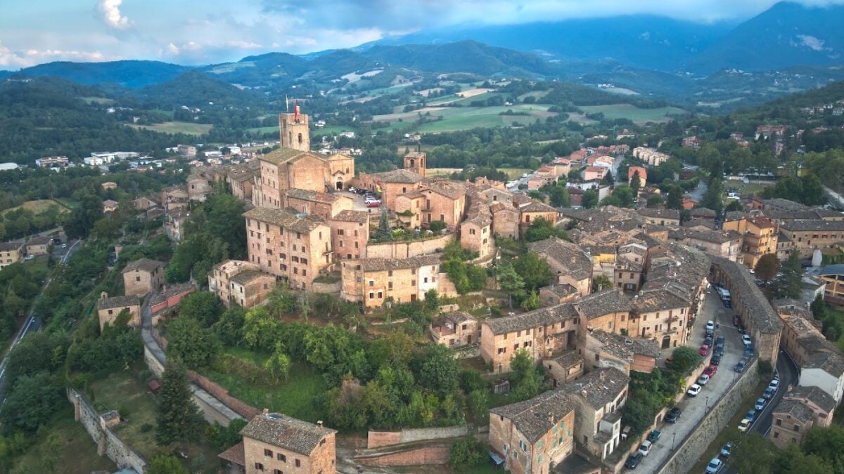 Marche, 5 Borghi più belli d’estate: ecco dove andare in vacanza ad agosto…