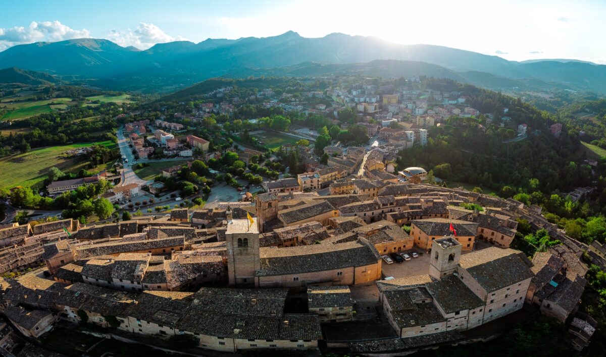 Galleria foto 'Marche, 5 Borghi più belli d’estate: ecco dove andare in vacanza ad agosto…' - foto 2