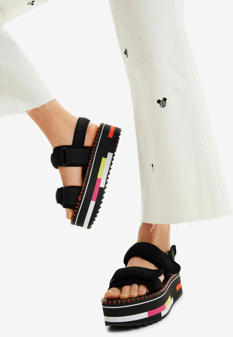 Galleria foto '5 Zeppe Maxi da non lasciarsi sfuggire: più alte con Stile!' - foto 3