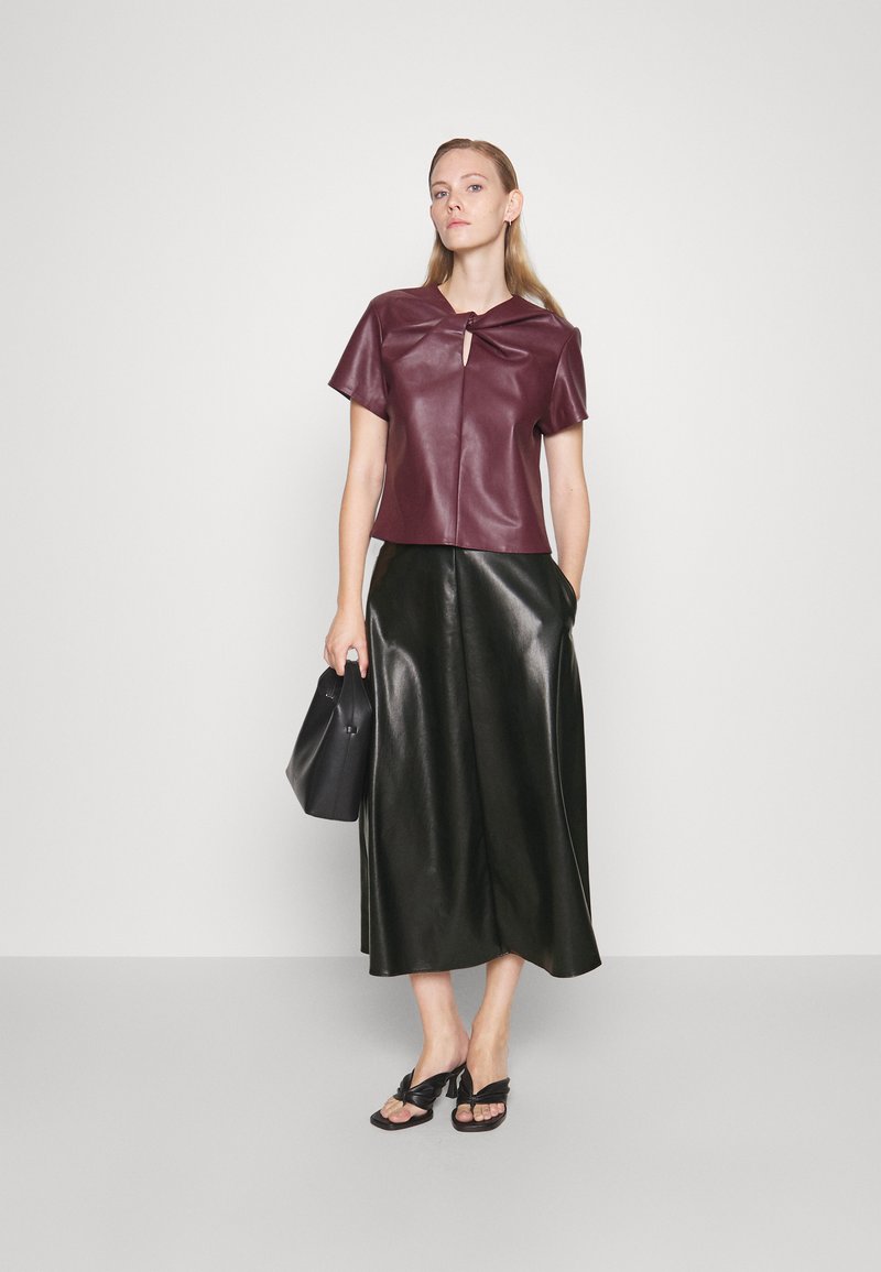 Galleria foto 'Gonna in pelle: 5 look imperdibili da copiare!' - foto 3