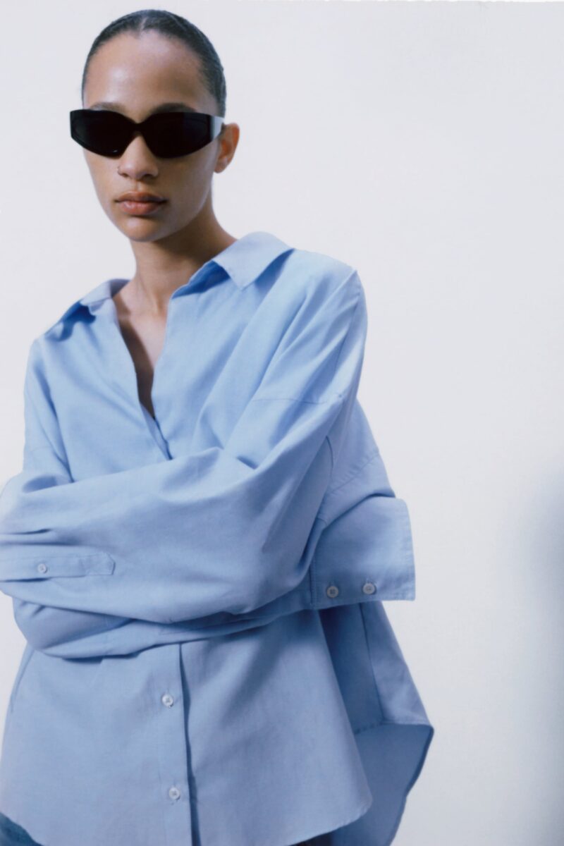 Galleria foto '6 camicie azzurre per un look fresco e di tendenza. Ecco le più belle…' - foto 7