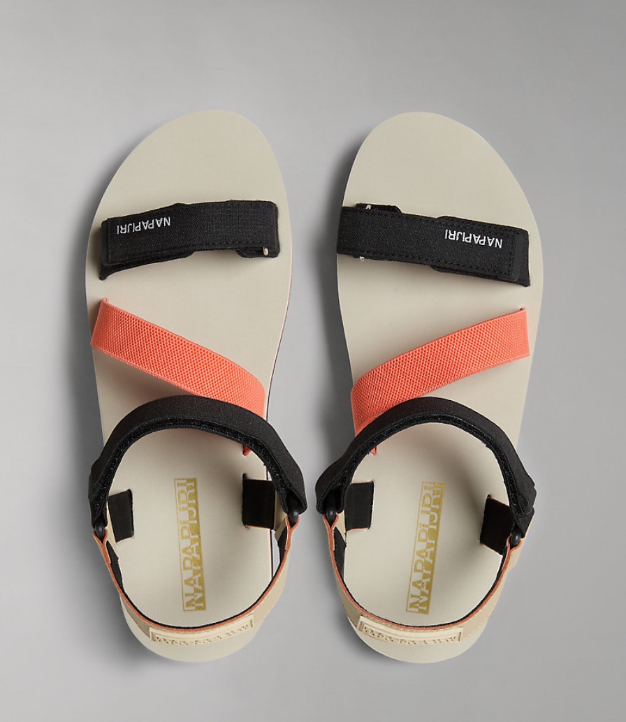 Galleria foto 'Sandali Teva, ecco i 6 più comodi e trendy da acquistare subito!' - foto 2