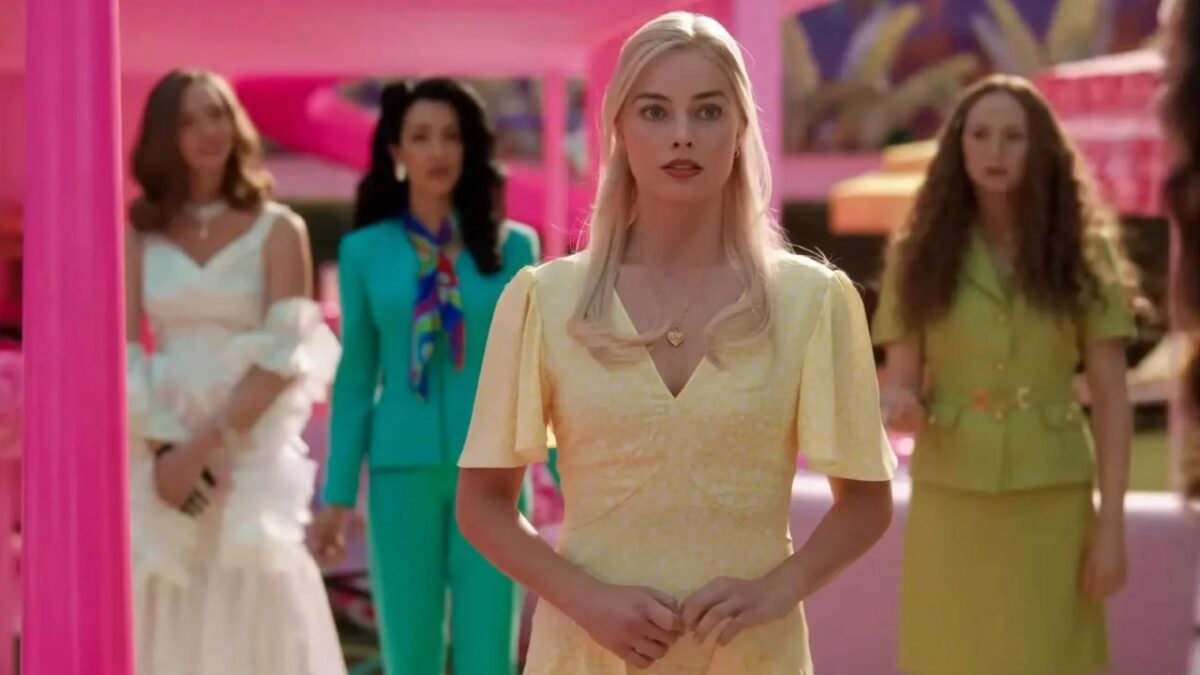 Barbie: ecco perché nel Finale del Film Margot Robbie indossa un abito Giallo e non Rosa…