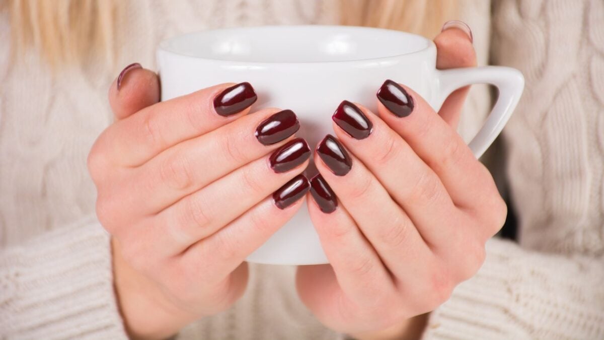 Unghie Scure, 10 smalti da acquistare subito per realizzare la manicure più trendy del momento