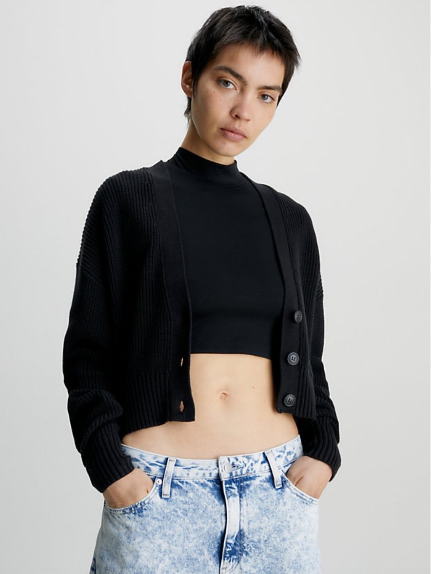 Galleria foto '6 Cardigan Cropped comodi e alla moda da avere assoluatmente nell’armadio' - foto 2