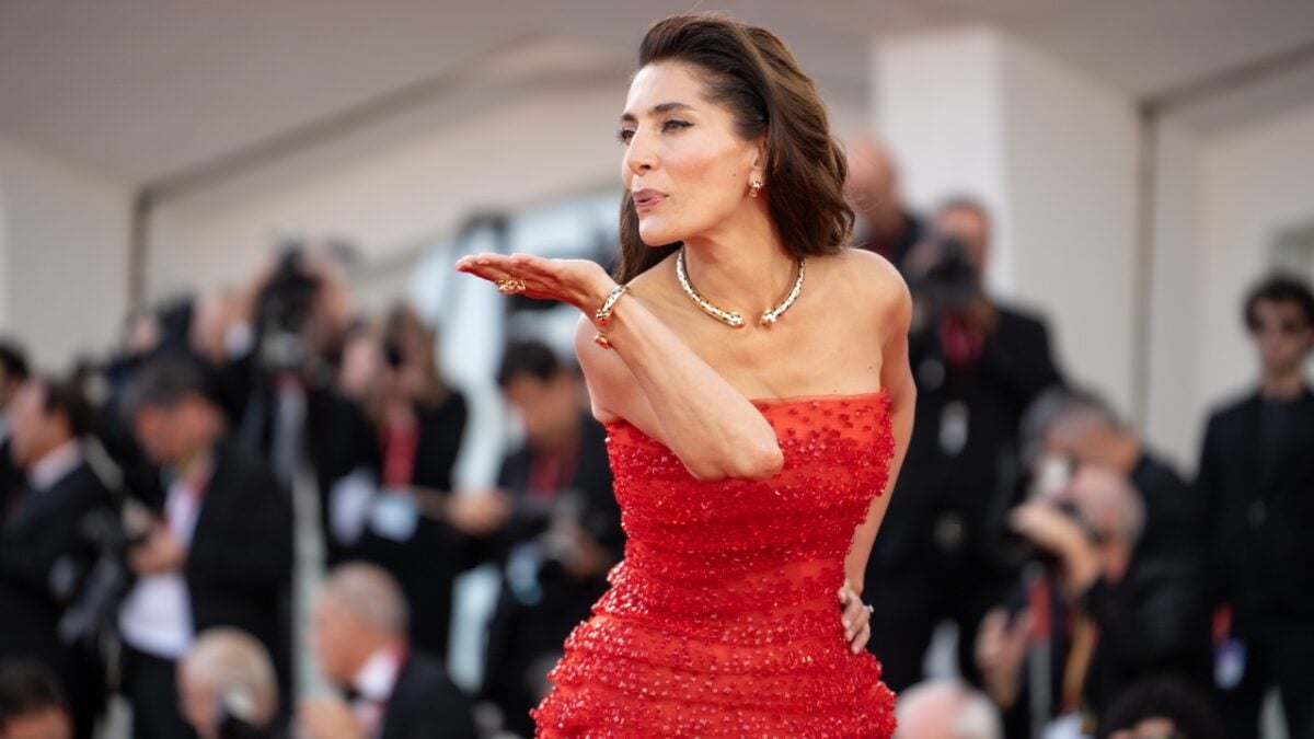 Caterina Murino, i 5 look più belli sfoggiati dalla Madrina dell’80esima Mostra del Cinema di Venezia