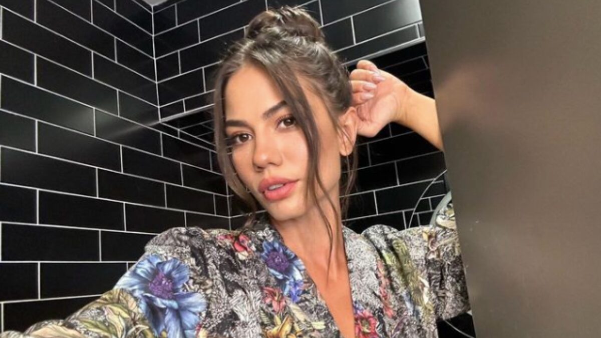 Demet Ozdemir, il Look per il Back to School non è per tutte le tasche!