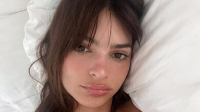 Emily Ratajkowski è una dea moderna con queste waves e il make up dall’effetto naturale e glow!