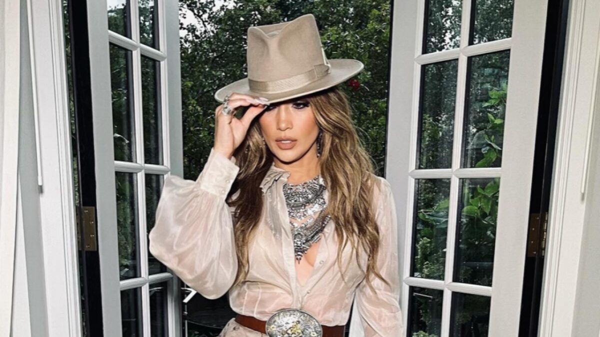 Copia il look Cowgirl di Jennifer Lopez: Ecco 4 capi e accessori con un tocco western…