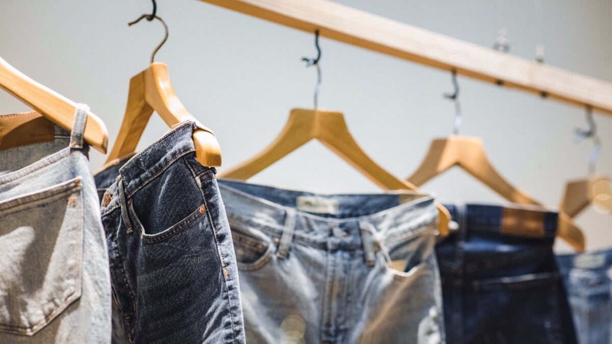Questi sono i Jeans perfetti da acquistare questo Autunno. Ecco cosa dicono le tendenze…