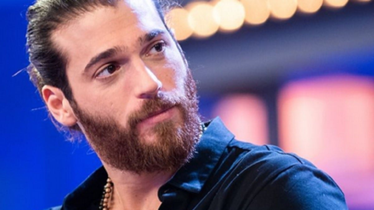 Can Yaman sotto accusa: “Mi ha Aggredita. Lo tenevano in 4”