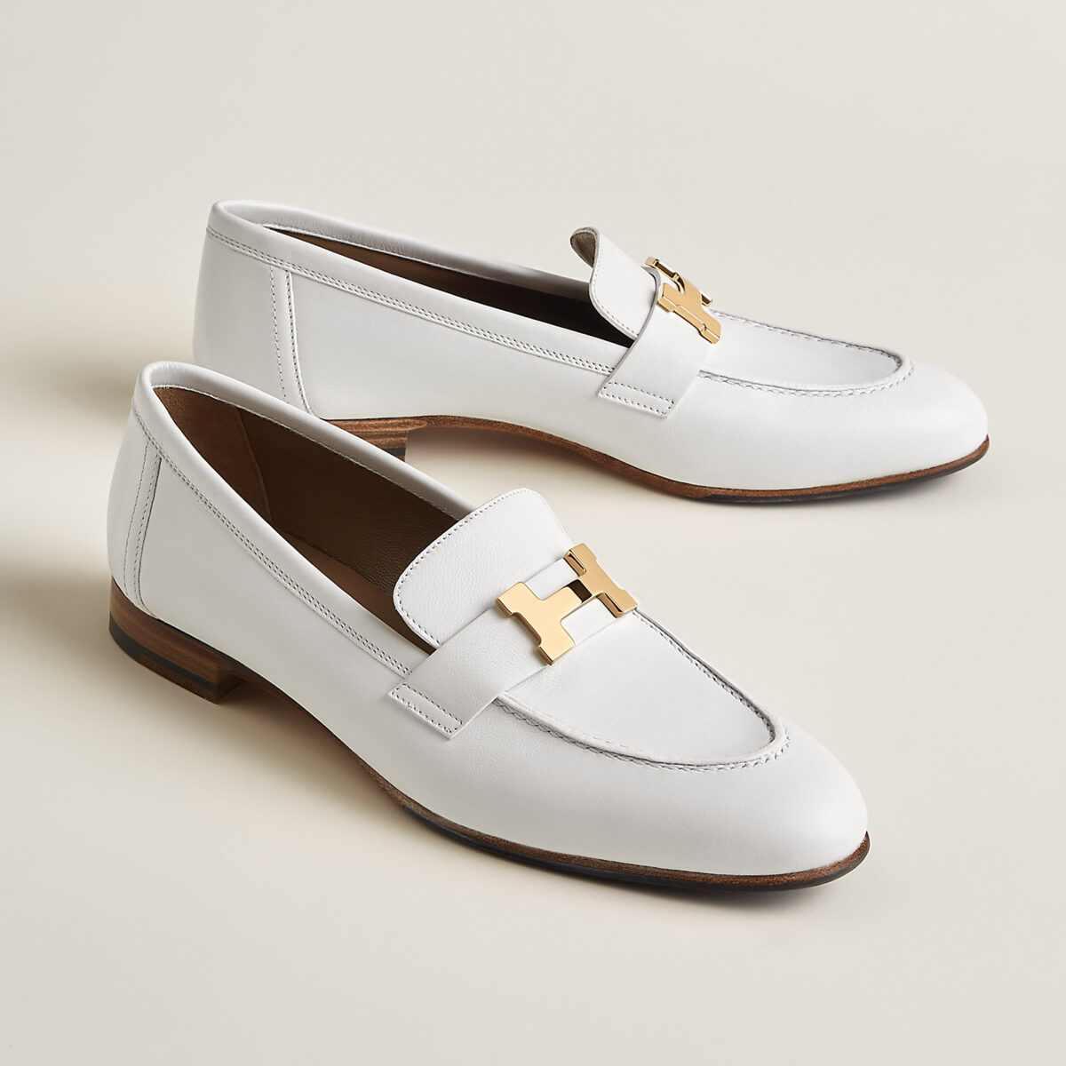 Galleria foto 'Mocassini bianchi, il trend del momento: 5 modelli da mettere subito in Wishlist' - foto 6