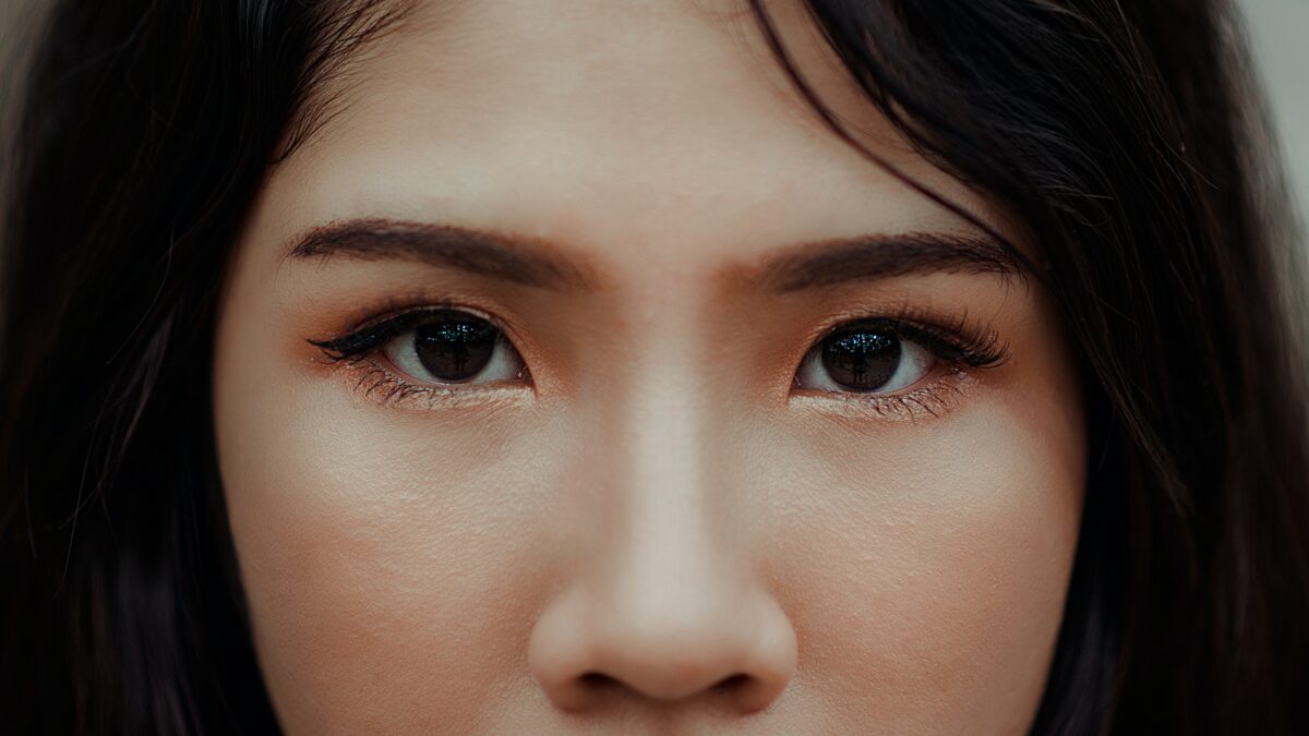 Eyeliner su Occhi Incappucciati: ecco come applicarlo correttamente…