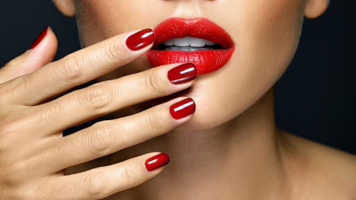 5 smalti Rosso Scuro per una manicure all’ultimo grido!