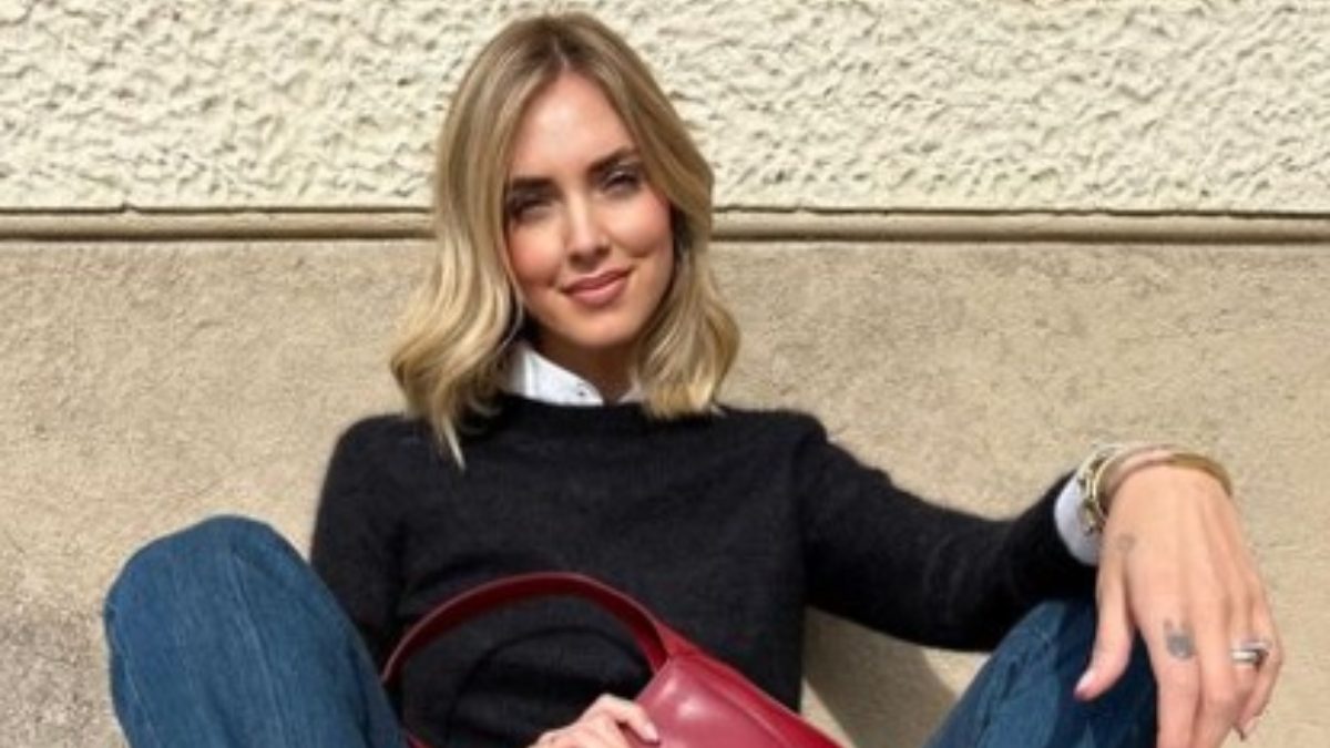 Chiara Ferragni inaugura l’autunno in total look Gucci: la borsa Jackie costa una fortuna!