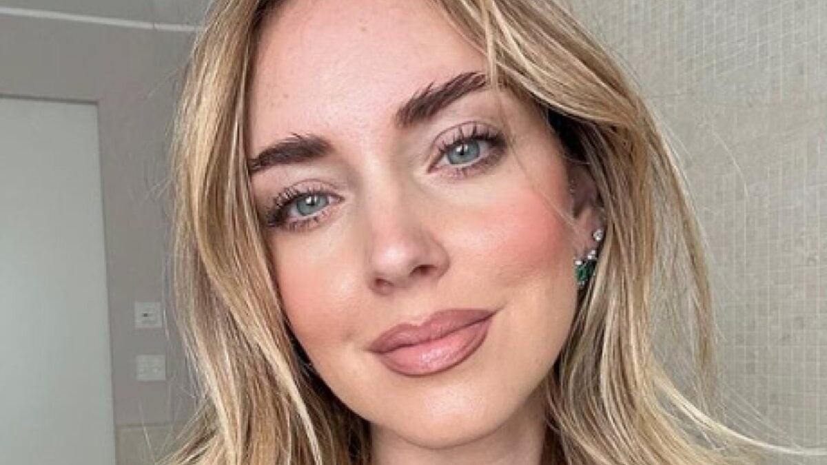 Chiara Ferragni provoca, il Look mette in mostra tutto e i Fan tuonano: ”Finta femminista”