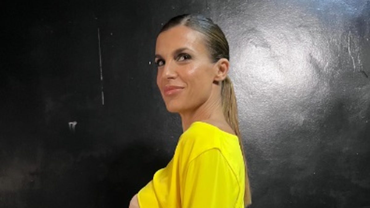 Elisabetta Canalis, l’abito giallo non nasconde niente: la lingerie a vista non convince i Fan!