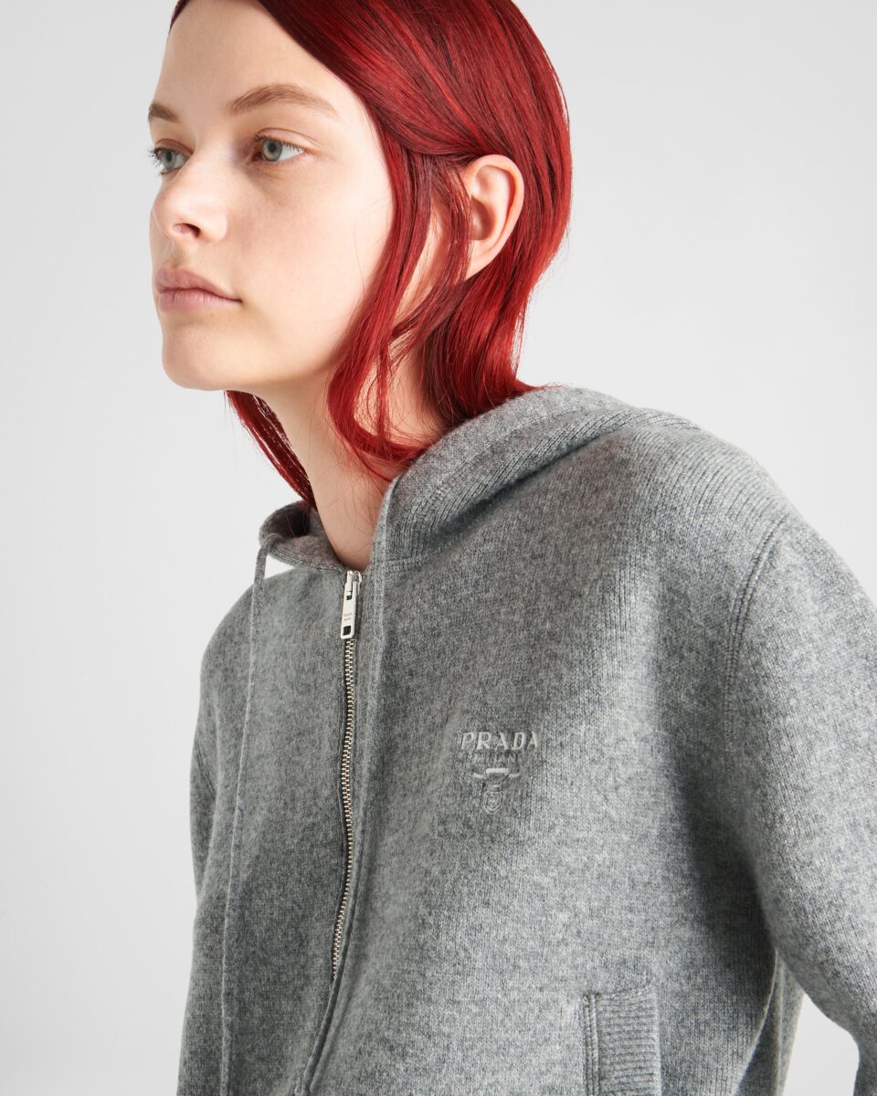 Galleria foto 'La Felpa Grigia torna prepotentemente di Moda: ecco quale scegliere e come indossarla…' - foto 1