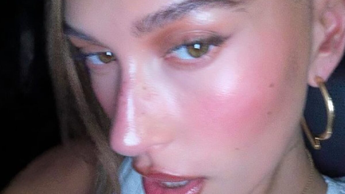 Hailey Bieber per Halloween si ispira a Scary Movie in lingerie Victoria’s Secret (FOTO)