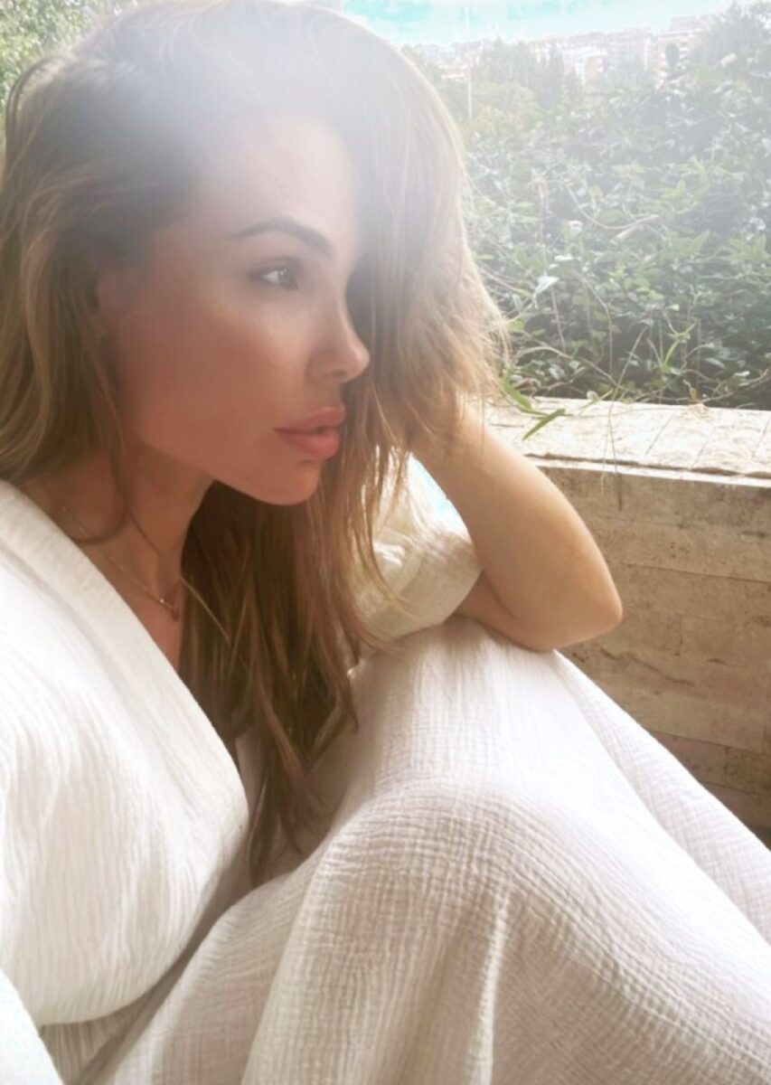 Galleria foto 'Tutte pazze per le galosce griffate di Ilary Blasi. Ma quanto costano!?' - foto 2