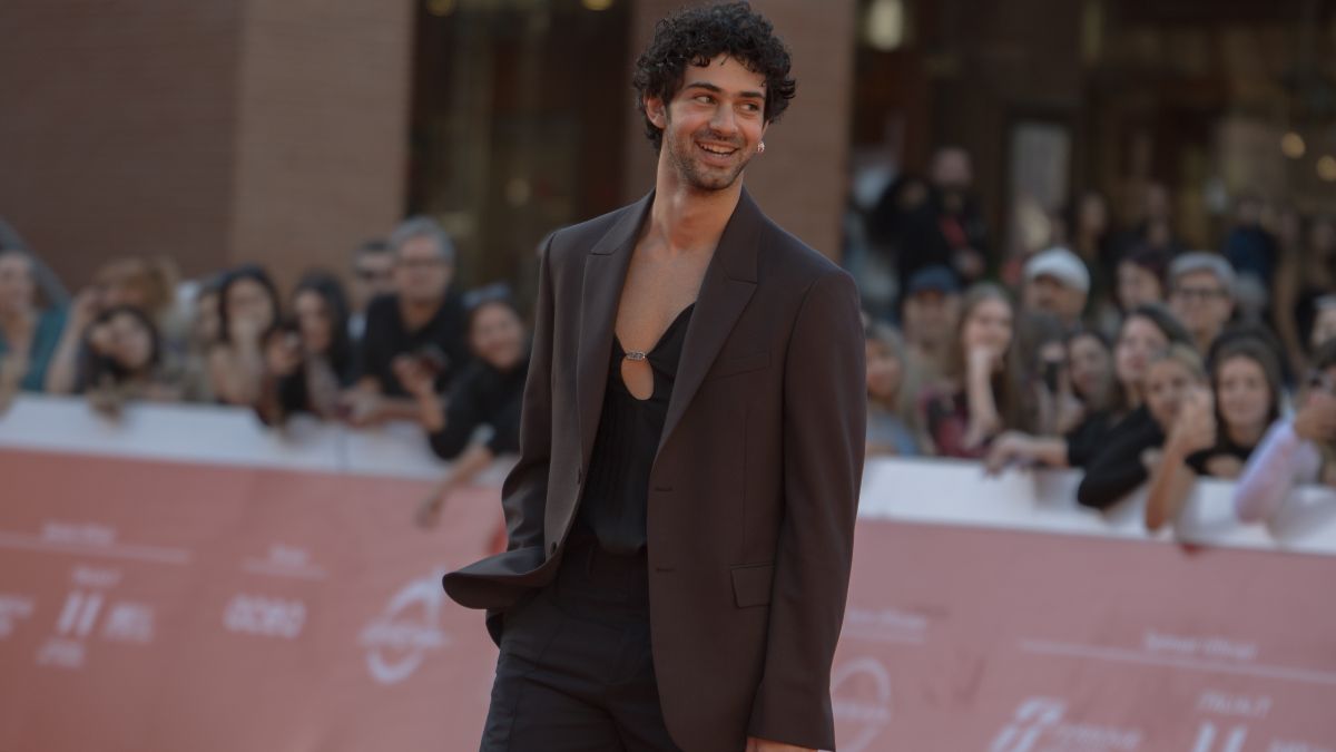 Galleria foto 'Massimo Caiazzo alla Festa del Cinema, Fan in delirio per la Star di Mare Fuori. Che Stile!' - foto 2