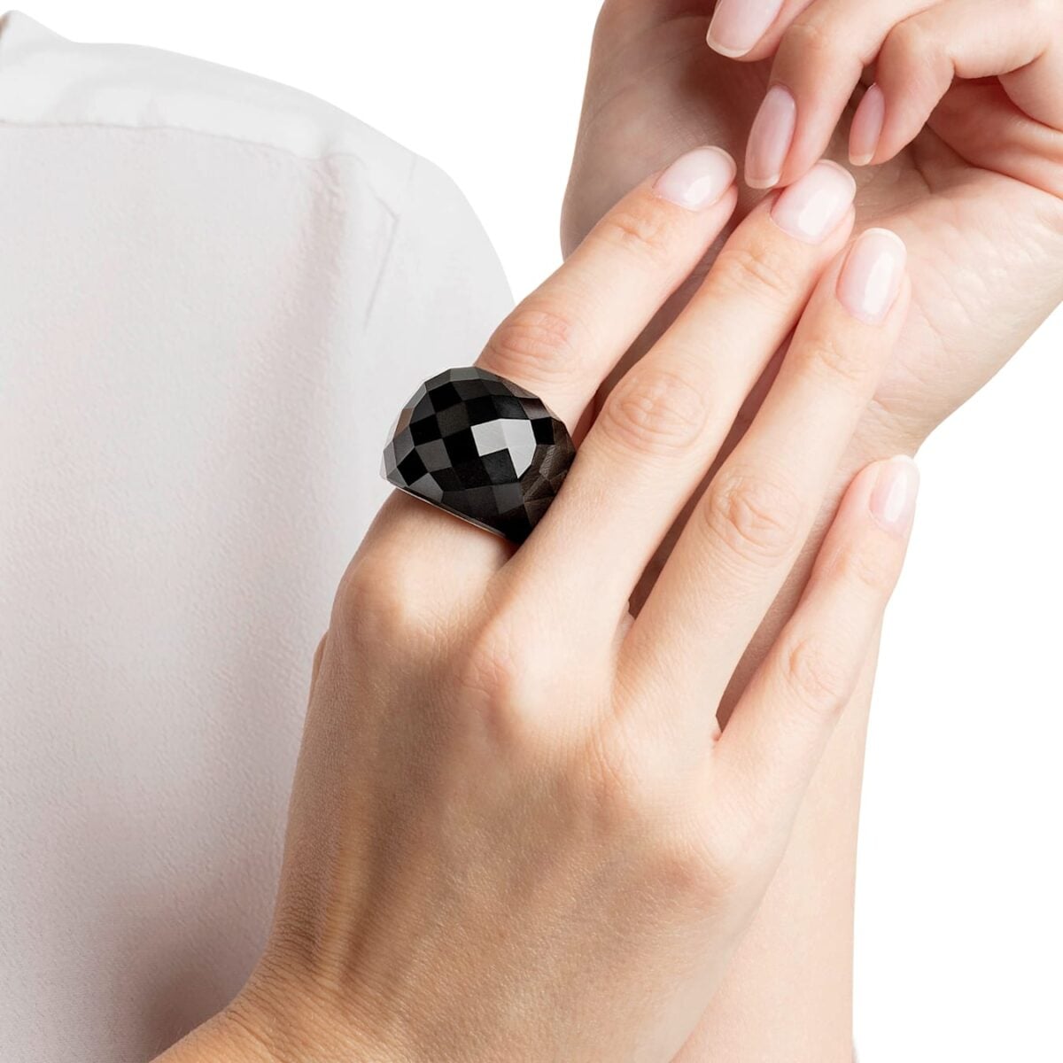 Galleria foto '5 Gioielli con Pietra nera per un look dark chic davvero pazzesco' - foto 6