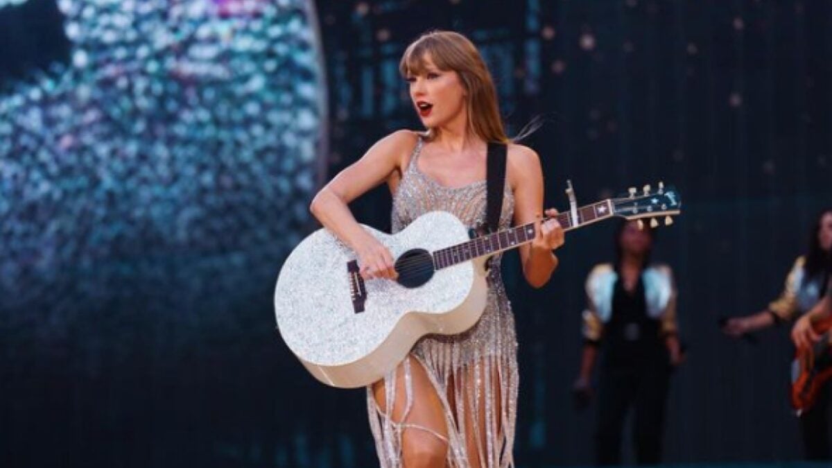 Taylor Swift e Travis Kelce mano nella mano: la cantante il campione di Football fanno sul serio!