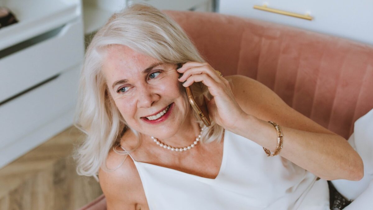 Galleria foto 'Come prendersi cura dei Capelli Bianchi naturali per una chioma sana, morbida e lucente' - foto 2