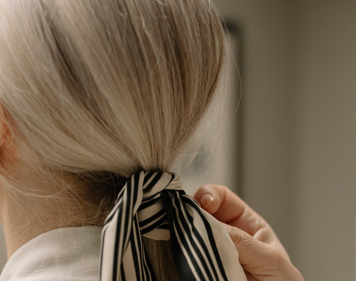 Galleria foto 'Come prendersi cura dei Capelli Bianchi naturali per una chioma sana, morbida e lucente' - foto 1