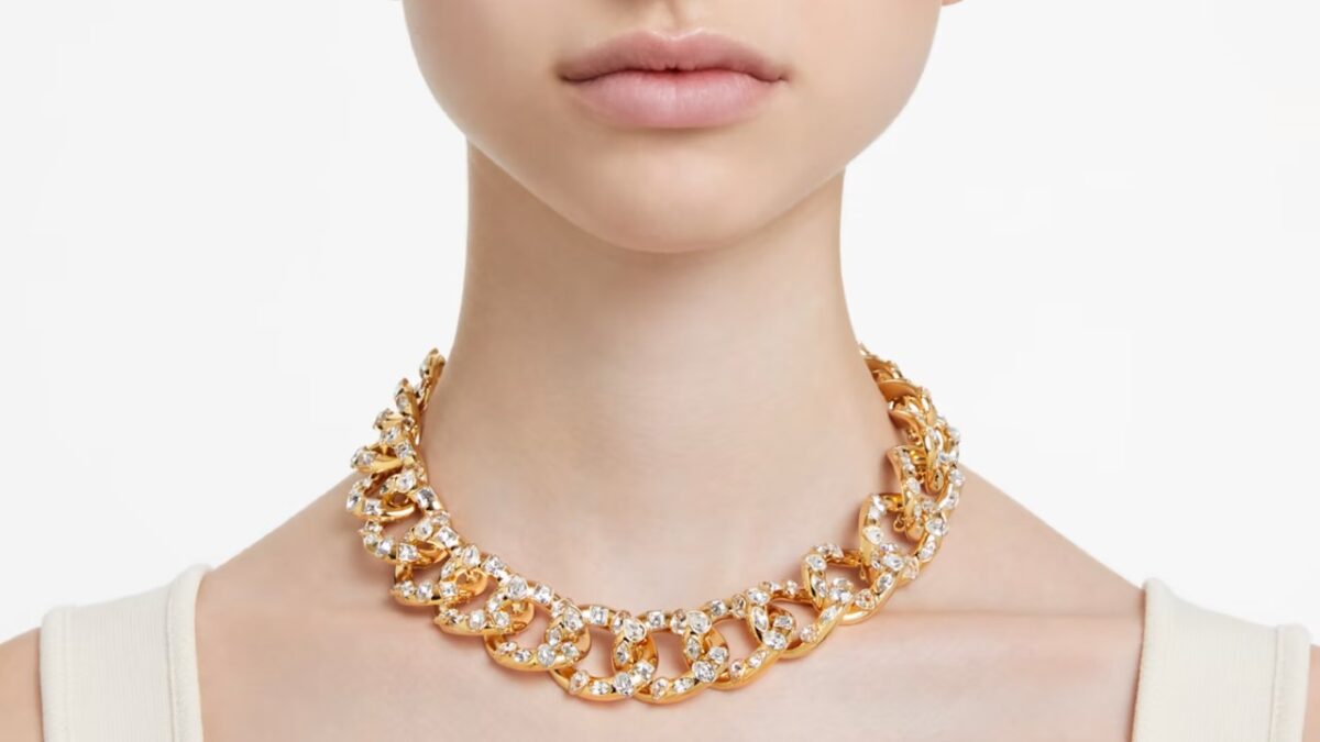 Swarovski questo Autunno punta sull’oro: i 6 gioielli più belli della nuova collezione