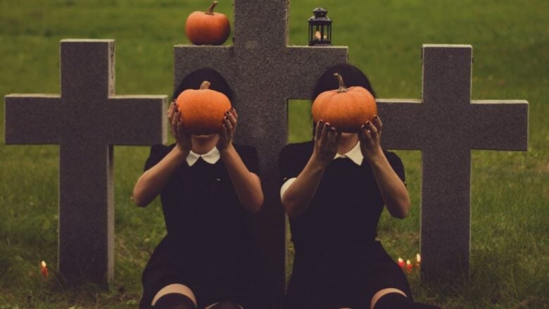 Come mascherarsi ad Halloween: 3 idee semplici da realizzare con gli abiti che hai nell’armadio