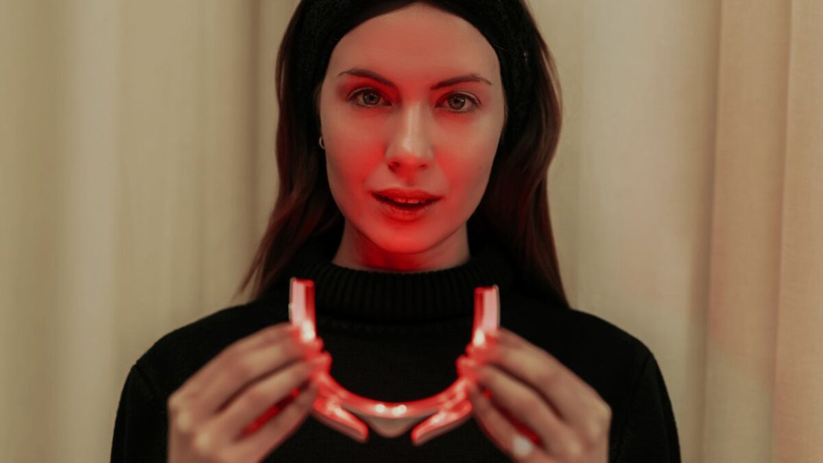 8 maschere LED per il viso: la luce diventa antirughe!