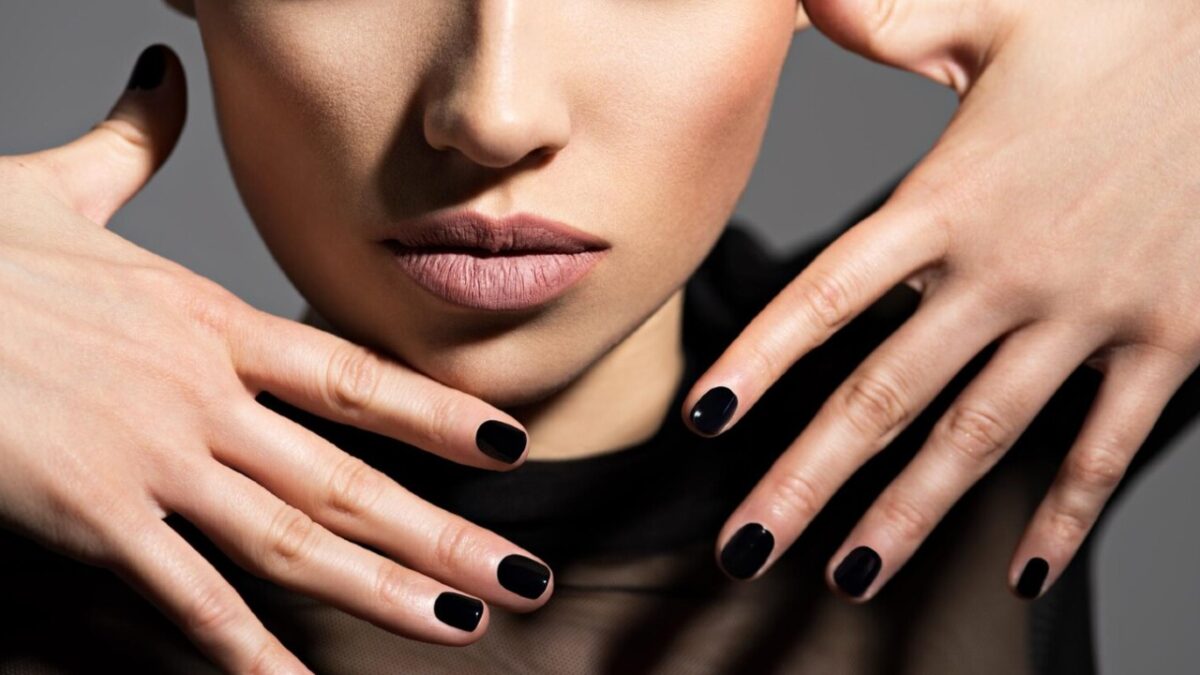 5 nail art nere per una manicure dark chic all’ultimo grido!