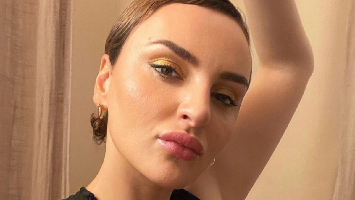 Arisa fa impazzire tutti, coreografia sensuale e Look da Vamp