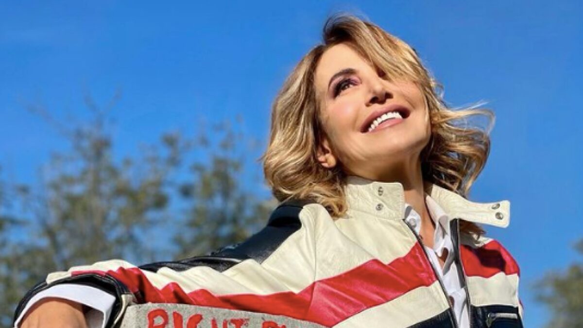 Trend Alert! Barbara d’Urso con la giacca da Motociclista, il Look tutto da copiare (FOTO)