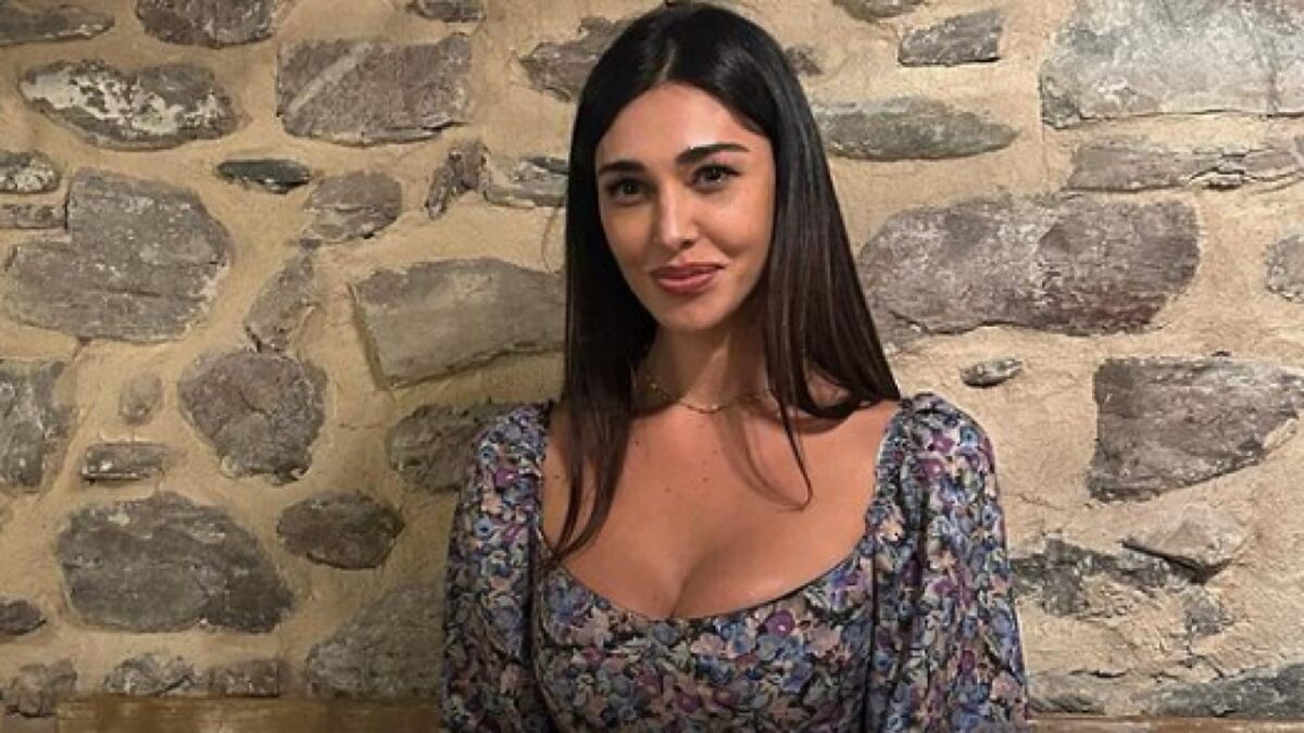Belen Rodriguez alle Maldive non rinuncia all’accessorio di alta moda: ecco di cosa si tratta