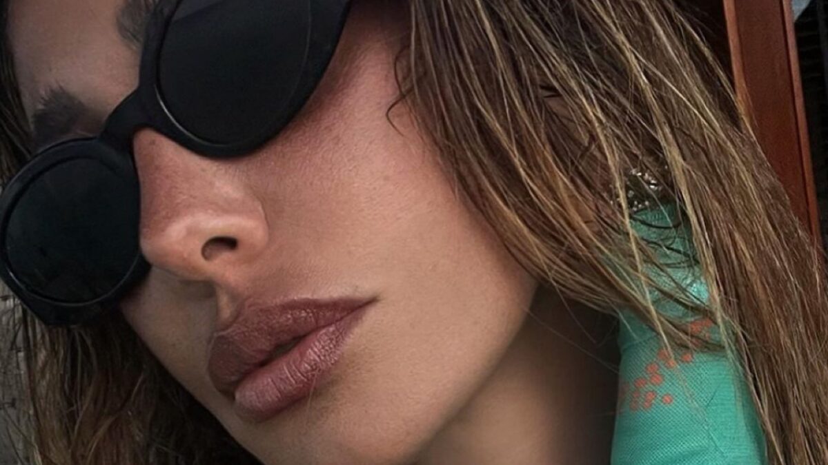 Belen Rodriguez impreziosisce il Look con la borsa Moschino dei sogni