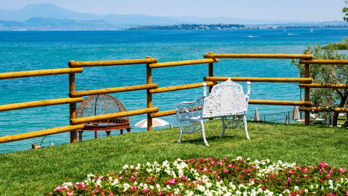 Questo Borgo sulle sponde del Lago di Garda è un vero sogno a occhi aperti…