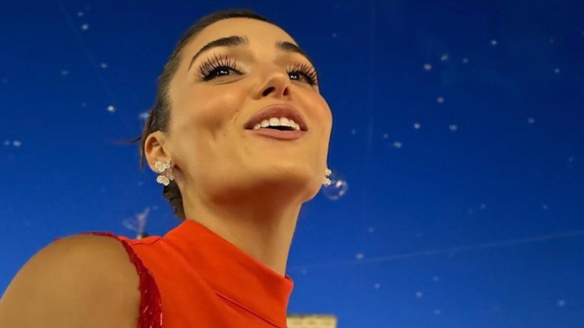 Hande Ercel, schiena scoperta e glitter: il Look da 10 e lode (FOTO)