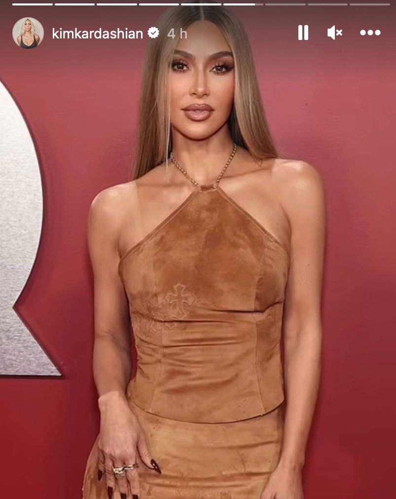 Galleria foto 'Kim Kardashian stravolge il suo Look, capelli Biondi e accessori super Dark' - foto 2