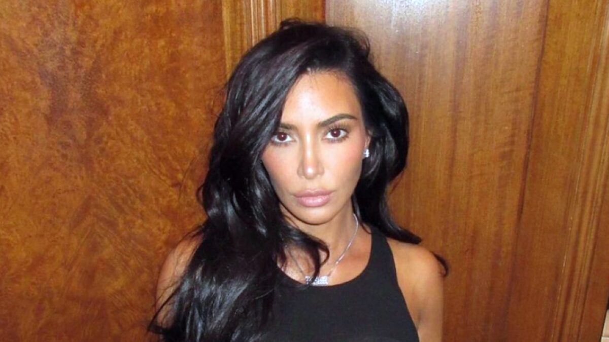 Kim Kardashian stravolge il suo Look, capelli Biondi e accessori super Dark