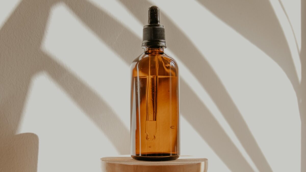Olio di vinaccioli per pelle e capelli: benefici e prodotti da provare