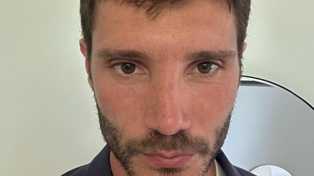 Stefano De Martino fuga a Londra, alle fan non sfugge il dettaglio Hot